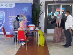 PPKM Darurat Berlaku, Penumpang Antre Vaksin Corona di Bandara Soetta