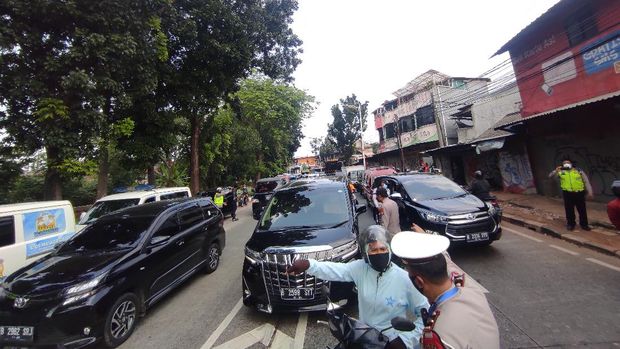 Suasana penyekatan di Jl Lenteng Agung sekitar Flyover Tapal Kuda