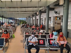 Hari Pertama PPKM Darurat, Kondisi Stasiun Senen Lengang Pagi Ini