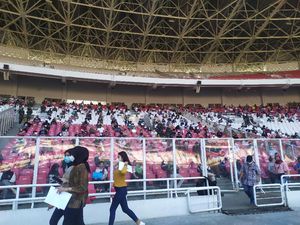 Mulai Ramai Peserta, Begini Suasana Vaksinasi Massal Usia 12+ di GBK