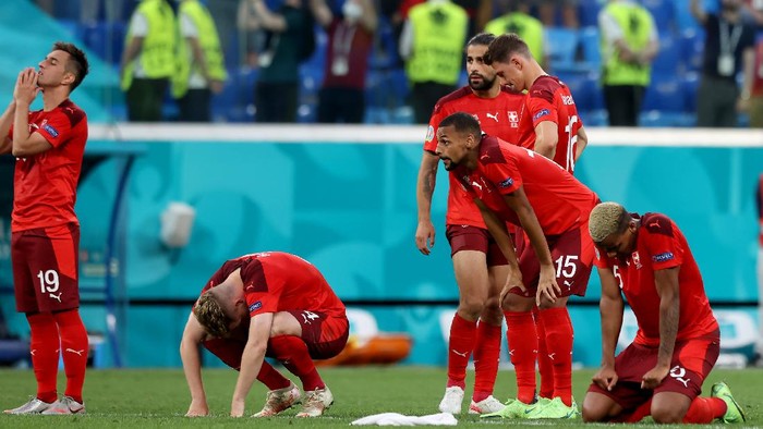 SAINT PETERSBURG, RUSSIA - JULY 02: Players of Switzerland look dejected following defeat in the penalty shoot out after the UEFA Euro 2020 Championship Quarter-final match between Switzerland and Spain at Saint Petersburg Stadium on July 02, 2021 in Saint Petersburg, Russia. (Photo by Alexander Hassenstein/Getty Images)