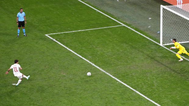 Spain's Mikel Oyarzabal, left, scores the winning penalty during the Euro 2020 soccer championship quarterfinal match between Switzerland and Spain at Saint Petersburg Stadium in St. Petersburg, Russia, Friday, July 2, 2021. (Anton Vaganov/Pool via AP)