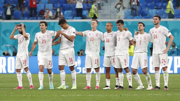Spain players during the penalty shoot out during the Euro 2020 soccer championship quarterfinal match between Switzerland and Spain, at the Saint Petersburg stadium in Saint Petersburg, Friday, July 2, 2021. (Maxim Shemetov /Pool Photo via AP)