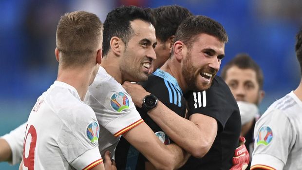 Swiss vs Spanyol Spain's goalkeeper Unai Simon celebrates with teammates their side's win following the penalty shootout, during the Euro 2020 soccer championship quarterfinal match between Switzerland and Spain, at the Saint Petersburg stadium in Saint Petersburg, Friday, July 2, 2021. (Kirill Kudryavtsev, Pool via AP)