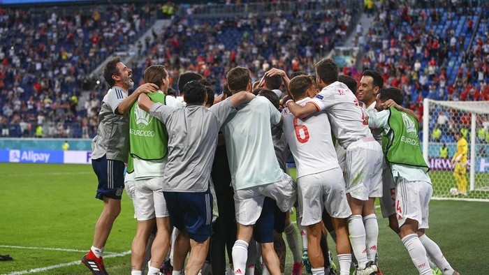 Spain players celebrate their win during the Euro 2020 soccer championship quarterfinal match between Switzerland and Spain, at the Saint Petersburg stadium in Saint Petersburg, Friday, July 2, 2021. (Kirill Kudryavtsev, Pool via AP)