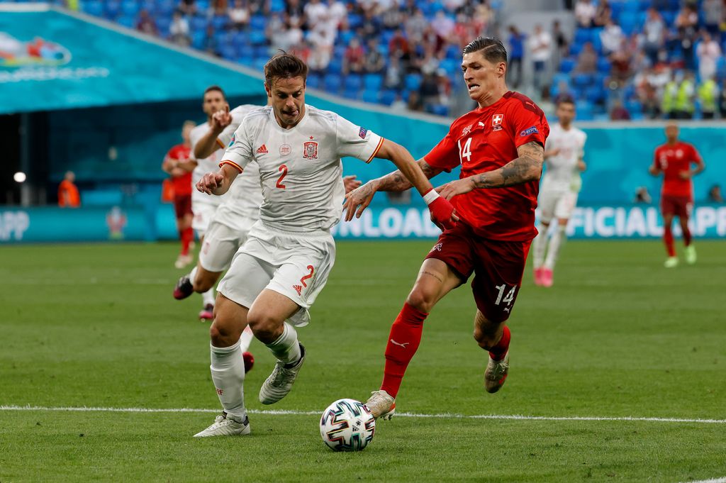 SAINT PETERSBURG, RUSSIA - JULY 02: Steven Zuber of Switzerland battles for possession with Cesar Azpilicueta of Spain during the UEFA Euro 2020 Championship Quarter-final match between Switzerland and Spain at Saint Petersburg Stadium on July 02, 2021 in Saint Petersburg, Russia. (Photo by Anatoly Maltsev - Pool/Getty Images)