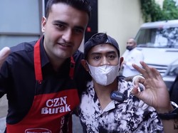 Tanboy Kun Mukbang di Resto CZN Burak yang Terkenal dengan Senyumannya