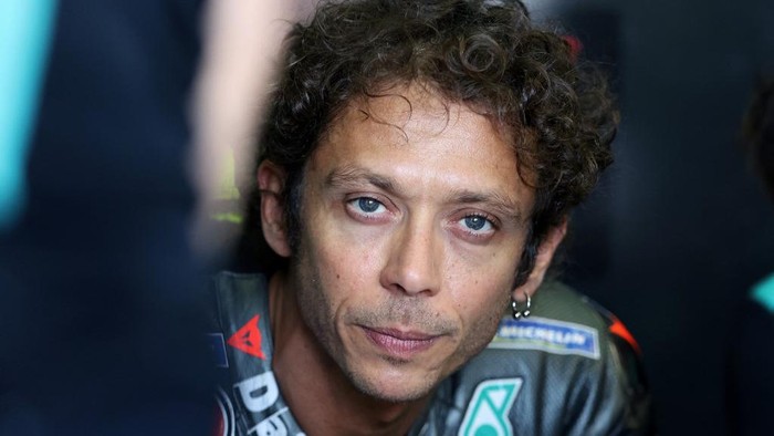 Mantan Bos Honda: Krisis Valentino Rossi Bukan karena Umur. (Foto: AFP/RONNY HARTMANN)