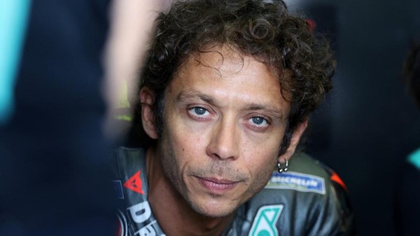 Valentino Rossi Yamaha-SRT Italian rider Valentino Rossi sits in the box during the second free practice session ahead of the German motorcycle Grand Prix at the Sachsenring racing circuit in Hohenstein-Ernstthal near Chemnitz, eastern Germany, on June 18, 2021. (Photo by Ronny Hartmann / AFP)