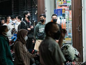 Begini Antrean Warga yang Mengular Saat Serbu Apotek