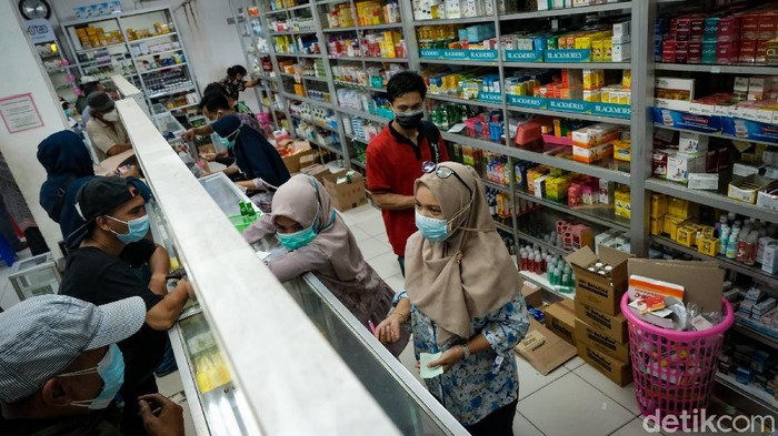 Tingginya permasalahan Corona (COVID-19) di Indonesia menghasilkan undangan obat-obatan dan vitamin meningkat. Warga rela antre ke apotek demi berbelanja kebutuhan.