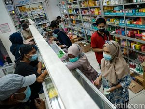 Jokowi Bagi-bagi Paket Obat COVID-19, Apa Saja Isinya? Jokowi Bagi-bagi Paket Obat COVID-19, Apa Saja Isinya?