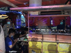 Bandel! Warung Makan hingga PKL Buka Saat PPKM Darurat di Surabaya