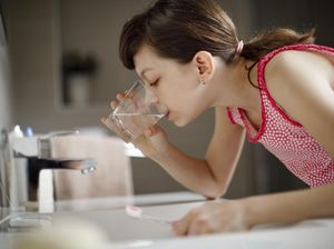 Tips Cara Berkumur untuk Redakan Gejala Omicron, Cocok Buat yang Isoman