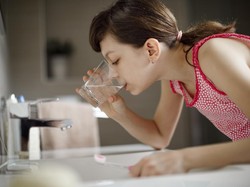 Viral Tes Kumur untuk COVID-19 di Indonesia, Akurat Nggak Sih?