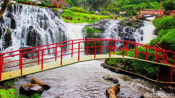 Foto Miniatur Air Terjun Niagara di Bondowoso