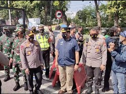 Anies Hingga Kapolda Metro Tinjau Penyekatan di Lenteng Agung