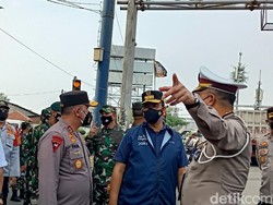Anies-Kapolda-Pangdam Tinjau Penyekatan di Daan Mogot Jakbar