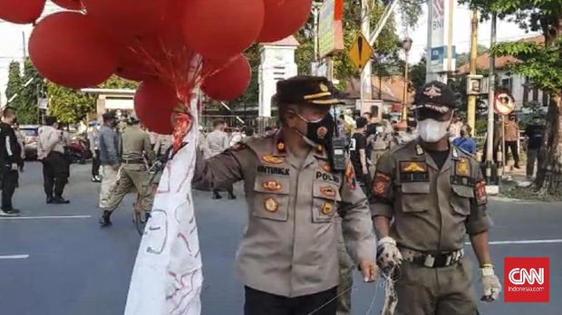 Aparat bubarkan aksi “Pekan Melawan” di kawasan Tugu Muda Semarang, Minggu (4/7).