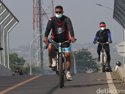 Bandung PPKM Darurat, Warga Wara-wiri Bersepeda di Akhir Pekan