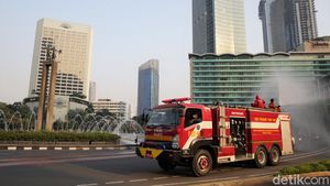 Cegah Penyebaran Corona, Jalanan Ibu Kota Disemprot Disinfektan