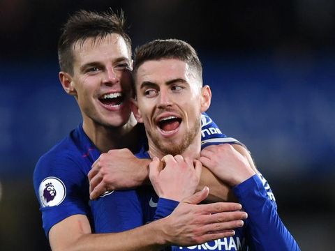 LONDON, ENGLAND - DECEMBER 08: Jorginho of Chelsea celebrates victory with Cesar Azpilicueta of Chelsea after the Premier League match between Chelsea FC and Manchester City at Stamford Bridge on December 8, 2018 in London, United Kingdom.  (Photo by Shaun Botterill/Getty Images)