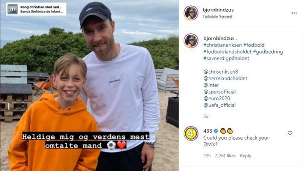 Christian Eriksen bersama seorang penggemar.