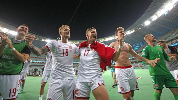 BAKU, AZERBAIJAN - JULY 03: Daniel Wass and Jens Stryger Larsen of Denmark celebrates their side's victory after the UEFA Euro 2020 Championship Quarter-final match between Czech Republic and Denmark at Baku Olimpiya Stadionu on July 03, 2021 in Baku, Azerbaijan. (Photo by Naomi Baker/Getty Images)