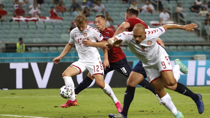 Denmark, Republik Ceko, Euro 2020 BAKU, AZERBAIJAN - JULY 03: Kasper Dolberg of Denmark scores their sides second goal during the UEFA Euro 2020 Championship Quarter-final match between Czech Republic and Denmark at Baku Olimpiya Stadionu on July 03, 2021 in Baku, Azerbaijan. (Photo by Valetin Ogirenko - Pool/Getty Images)