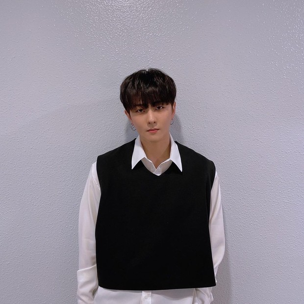 Donghyuk (iKON)/instagram.com/_dong_ii Donghyuk menjadi idol kpop selanjutnya yang berhasil dicasting di tiga agensi besar di Korea Selatan.