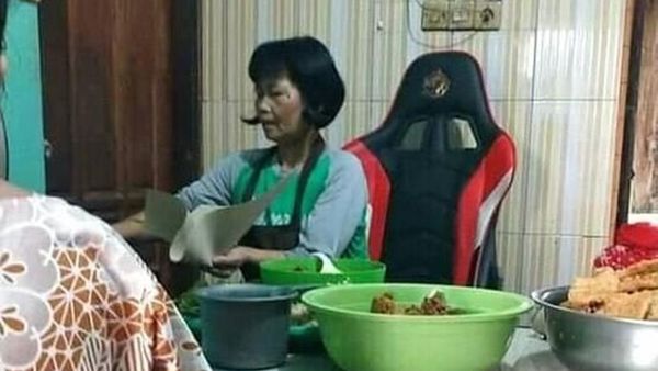 8 Cara Jualan Langka ala Emak-emak Ini Bikin Tepok Jidat Sambil Cekikikan