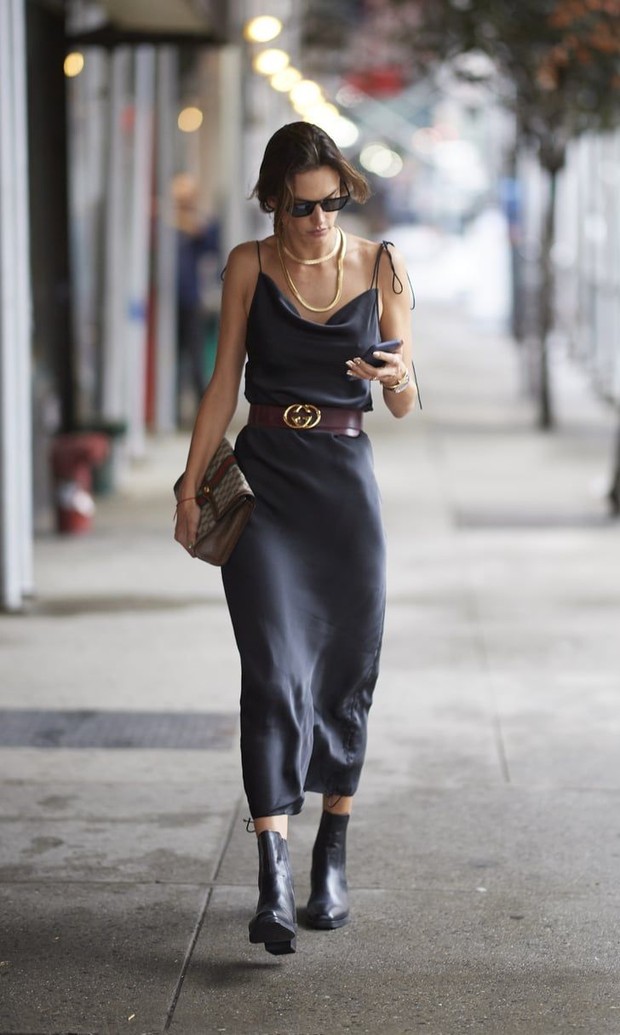 Model Alessandra Ambrosio yang mengenakan spaghetti strap dress dan aksesoris statement.