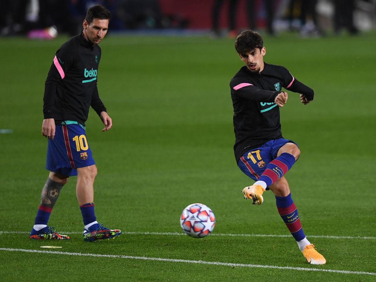 Trincao (kanan) saat berlatih bersama Lionel Messi. Foto: Getty Images/Alex Caparros