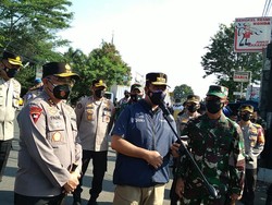 Anies di Pos Penyekatan: Pembatasan Jalan Ini untuk Selamatkan Kita