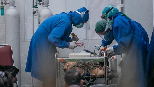 Petugas medis melakukan perawatan pasien di tenda barak yang dijadikan ruang Instalasi Gawat Darurat (IGD) Rumah Sakit Umum Pusat (RSUP) Dr Sardjito, Sleman, DI Yogyakarta, Minggu (4/7/2021). Komandan Posko Dukungan Operasi Satgas COVID-19 DI Yogyakarya Pristiawan Buntoro mengonfirmasi sebanyak 63 pasien di RSUP Dr Sardjito Yogyakarta meninggal dunia dalam sehari semalam pada Sabtu (3/7/2021) hingga Minggu (4/7/2021) pagi akibat menipisnya stok oksigen. ANTARA FOTO/Hendra Nurdiyansyah/wsj.