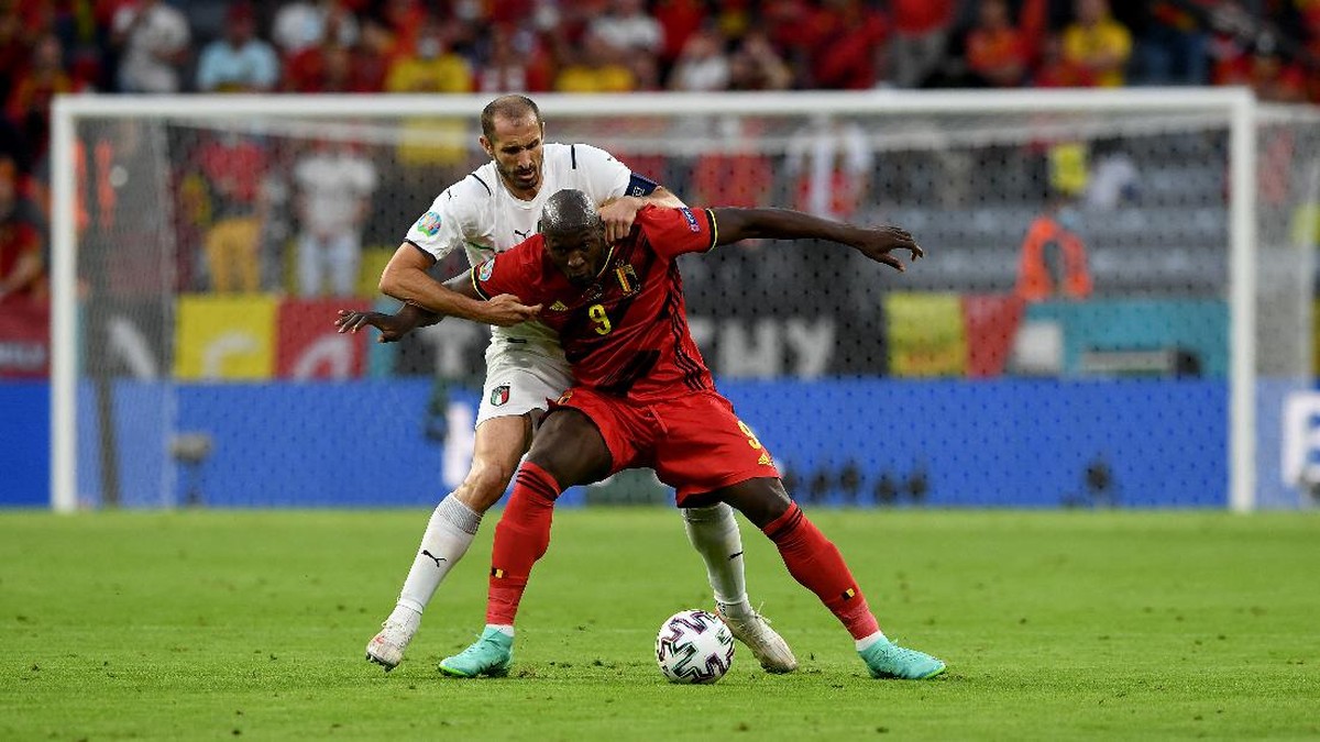 Bek Italia Giorgio Chiellini mengawal penyerang Belgia Romelu Lukaku di laga perempatfinal. (Foto: Getty Images/Christof Stache - Pool)