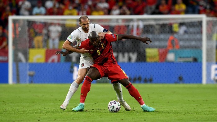 MUNICH, GERMANY - JULY 02: Romelu Lukaku of Belgium battles for possession with Giorgio Chiellini of Italy during the UEFA Euro 2020 Championship Quarter-final match between Belgium and Italy at Football Arena Munich on July 02, 2021 in Munich, Germany. (Photo by Christof Stache - Pool/Getty Images)