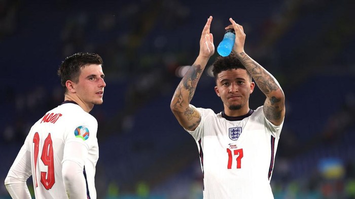ROME, ITALY - JULY 03: Mason Mount and Jadon Sancho of England acknowledge the fans after victory in the UEFA Euro 2020 Championship Quarter-final match between Ukraine and England at Olimpico Stadium on July 03, 2021 in Rome, Italy. (Photo by Lars Baron/Getty Images)