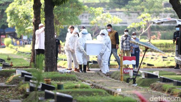 Momen Haru Anak Jane Shalimar Pakai APD Antar Ibunda ke Peristirahatan Terakhir