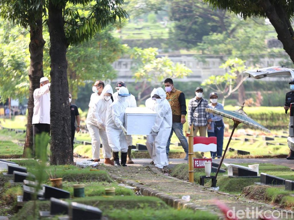 Momen Haru Anak Jane Shalimar Pakai APD Antar Ibunda ke Peristirahatan Terakhir Momen Haru Anak Jane Shalimar Pakai APD Antar Ibunda ke Peristirahatan Terakhir
