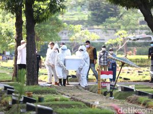 Momen Haru Anak Jane Shalimar Pakai APD Antar Ibunda ke Peristirahatan Terakhir Momen Haru Anak Jane Shalimar Pakai APD Antar Ibunda ke Peristirahatan Terakhir
