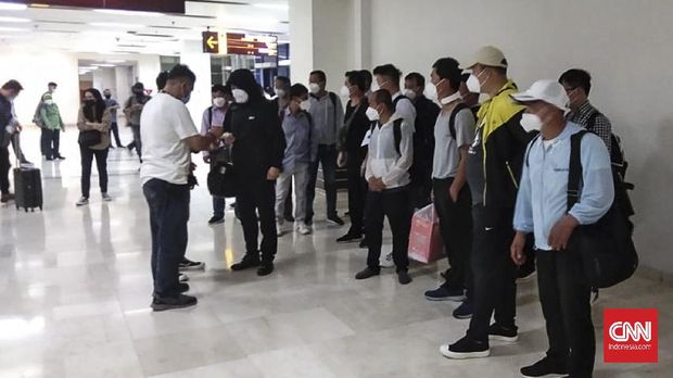 Puluhan TKA asal Tiongkok saat tiba di Bandara Internasional Sultan Hasanuddin, Sabtu malam.