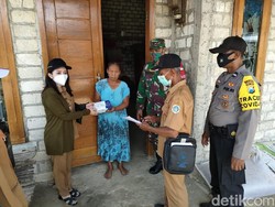 Kades Cantik Lamongan Ini Ajak Warga Bangkit dari Corona dengan Bagi Sembako