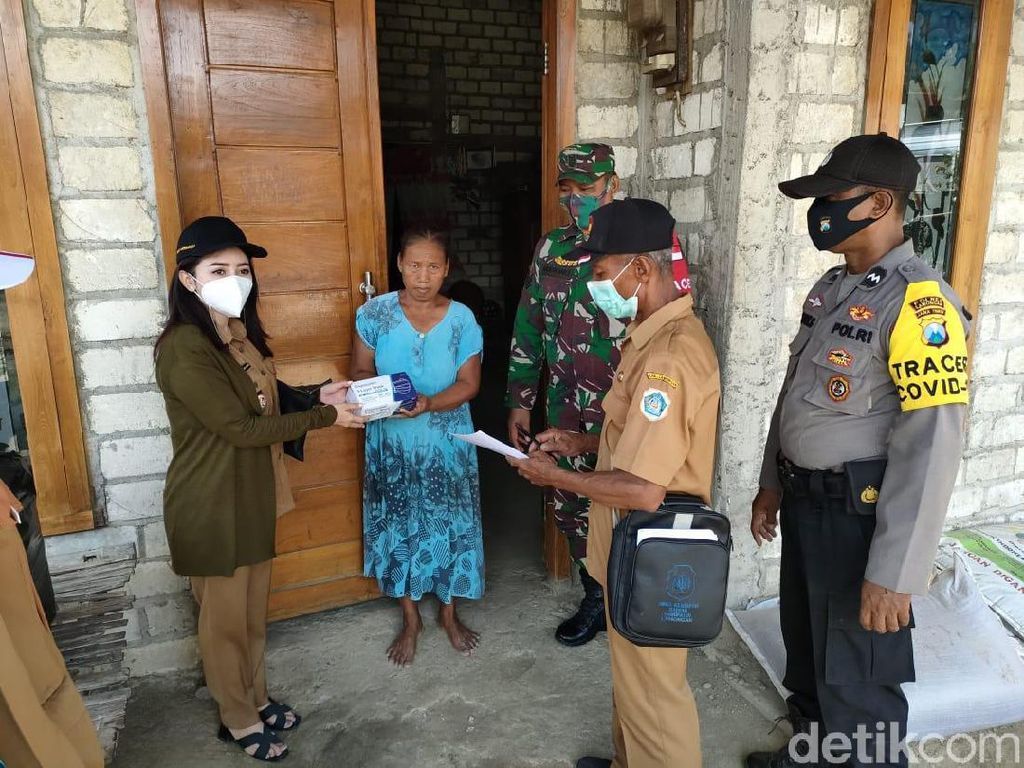 Kades Cantik Lamongan Ini Ajak Warga Bangkit dari Corona dengan Bagi Sembako Kades Cantik Lamongan Ini Ajak Warga Bangkit dari Corona dengan Bagi Sembako