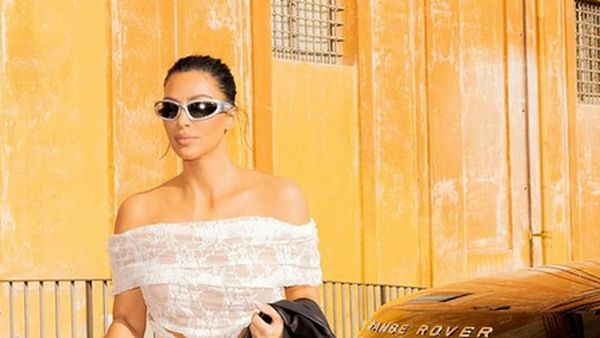 Foto: 8 Penampilan Seksi Kim Kardashian Saat di Vatikan yang Tuai Kritikan