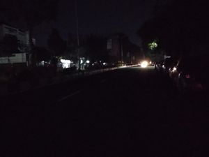 Kota Malang Gelap Gulita Saat PPKM Darurat Mulai Pukul 8 Malam Kota Malang Gelap Gulita Saat PPKM Darurat Mulai Pukul 8 Malam