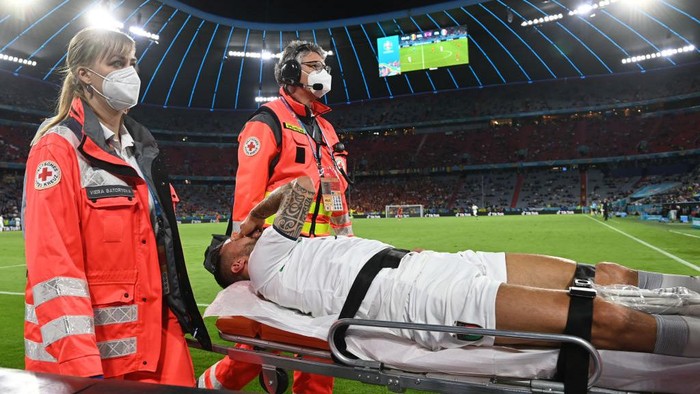 MUNICH, GERMANY - JULY 02: Leonardo Spinazzola of Italy leaves the pitch on a stretcher during the UEFA Euro 2020 Championship Quarter-final match between Belgium and Italy at Football Arena Munich on July 02, 2021 in Munich, Germany. (Photo by Christof Stache - Pool/Getty Images)