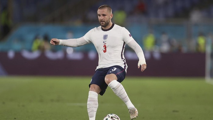 Englands Luke Shaw controls the ball during the Euro 2020 soccer championship quarterfinal soccer match between Ukraine and England at the Olympic stadium, in Rome, Italy, Saturday, July 3, 2021. (Lars Baron/Pool Photo via AP)