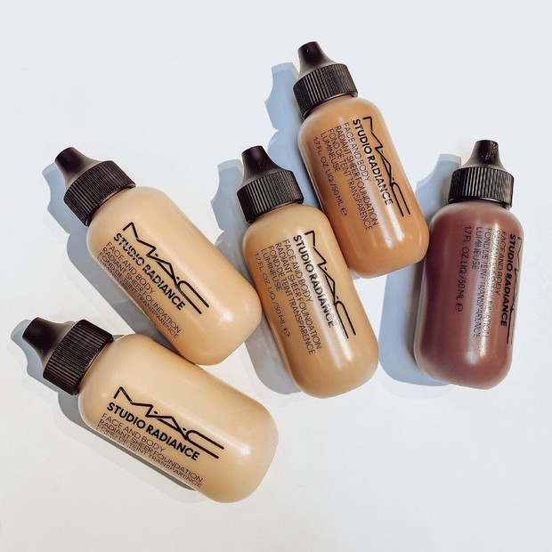 Foundation dari MAC Cosmeticss ini akan menghasilkan kombinasi sempurna antara menjadi natural dewy dan tetap tahan lama.
