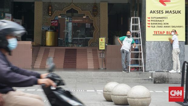 Mal Malioboro tutup di hari pertama PPKM darurat, Sabtu (3/7) siang. (CNN Indonesia/Tunggul)